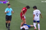 中国台北女足球员抽筋,张睿帮她压腿,前者随后被担架抬下