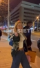 人气🔥!实拍:维尼修斯与女友弗吉尼亚在马德里街头被粉丝围住