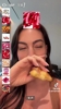 乔治娜吃着牛角包玩特效!听到打分结果后,连身后的男士都忍不住