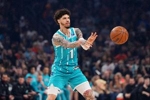 效率低!拉梅洛·鲍尔半场13投仅4中拿到11分 三分6中2