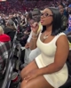 一球迷带女友去看NBA比赛,但女友好像只想吸引球员的注意🙊