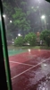 年轻真好啊!大学生在篮球场冒着大雨仍在打球 妹子也熬雨奋战