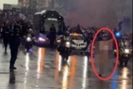 欧洲德比氛围满满!TA记者现场拍摄:一名裸奔者从皇马大巴前跑过