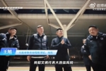 英博客胜铁人后连夜返连,大连市体育局在大连北站迎接众将士凯旋