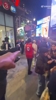 险干架!G1赛后一名身穿76人球衣的球迷被尼克斯球迷骚扰