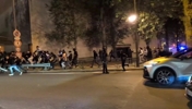 大巴黎晋级决赛!巴黎球迷向警方投掷烟花爆竹发生骚乱!