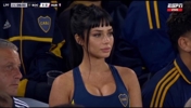 博卡看台惊现黑发美女!这颜值居然又是AI生成的科技~