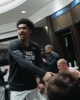 不气盛能叫年轻人吗?赛后马刺更衣室队友们集体开心庆祝!