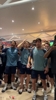 全员疯狂!阿森纳球员和工作人员在训练中心一起庆祝夺冠🏆