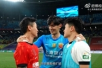 颜骏凌搂着杨希喊话韦世豪:你也去鼓励他们,马上去打新加坡了