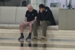 老少传承!西决G3赛前 波波维奇与文班亚马并肩而坐密切交流