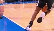 福克斯明显踩边线出界,雷霆球迷吐槽:这竟然没吹!