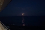 海上生明月!詹姆斯晒在游艇上观赏夜景:橘色圆月🌕