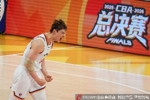 王哲林非打封闭出战!媒体人致歉:大王说是打球疼 不是打封闭疼