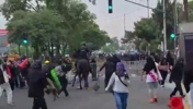 墨西哥城体育场外发生骚乱,抗议者与防暴骑警发生冲突