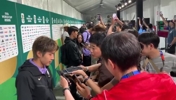 黄仁范采访被南非队贴脸唱歌,对着南非工作人员爆粗:艹!安静点
